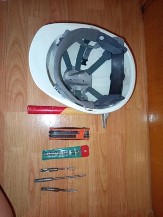 Casco de seguridad y herramientas