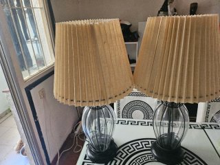 Lámparas de mesa beige y transparentes