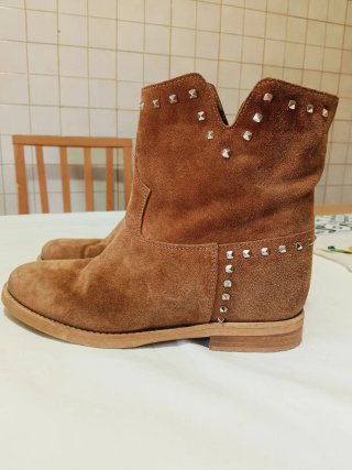Stivaletti scamosciati donna con borchie