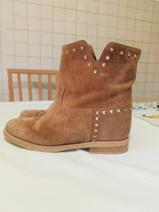 Stivaletti scamosciati donna con borchie