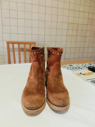 Stivaletti scamosciati donna con borchie