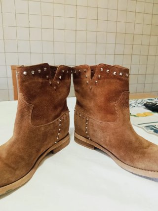 Stivaletti scamosciati donna con borchie