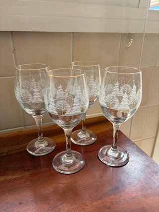Copas de vino decoradas con árboles de invierno