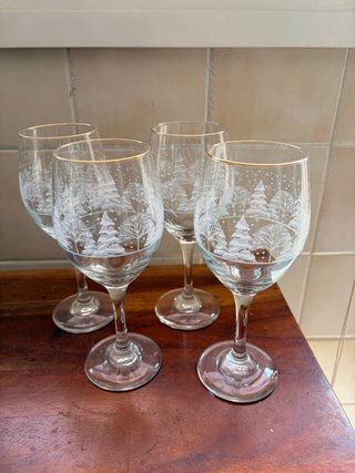Copas de vino decoradas con árboles de invierno