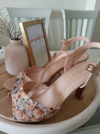Zapatos de tacón beige y multicolor