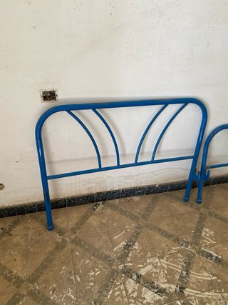 Cama de hierro antigua azul