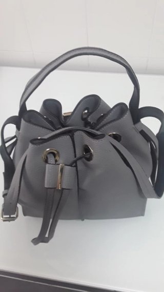 Bolso gris de mano y hombro