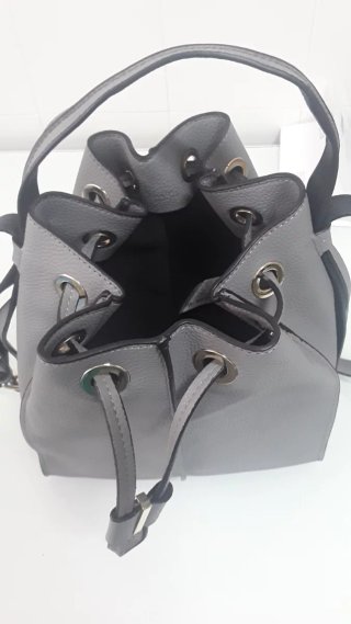 Bolso gris de mano y hombro