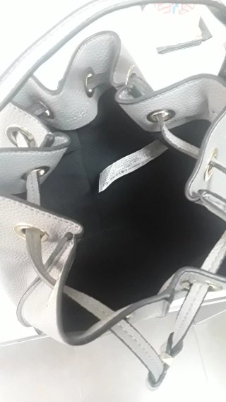 Bolso gris de mano y hombro