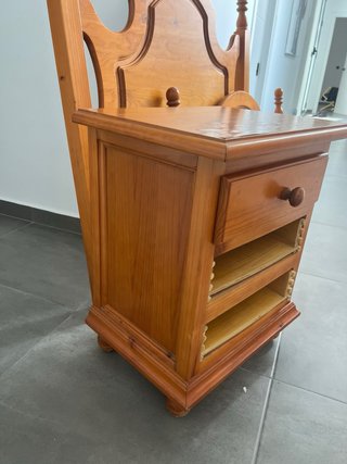 Cabecero y mesita de noche de madera