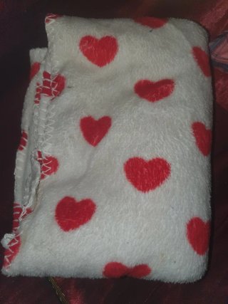 Manta suave con corazones rojos