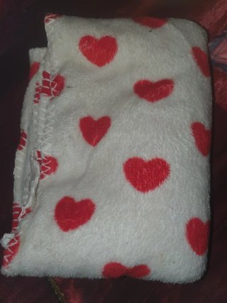 Manta suave con corazones rojos