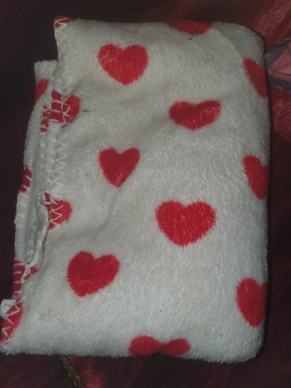 Manta suave con corazones rojos