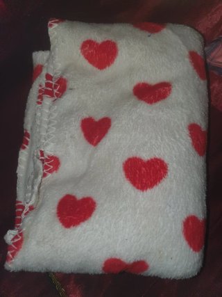 Manta suave con corazones rojos