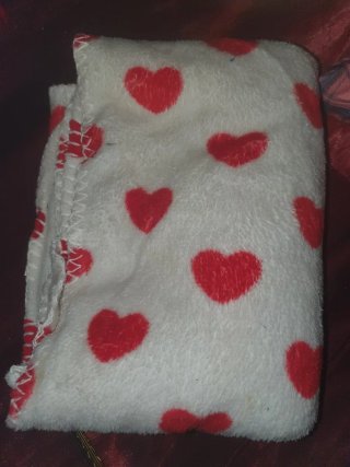Manta suave con corazones rojos