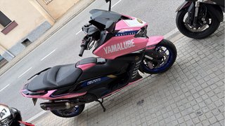 Yamaha TMAX Maxi Scooter Rosa y Negra