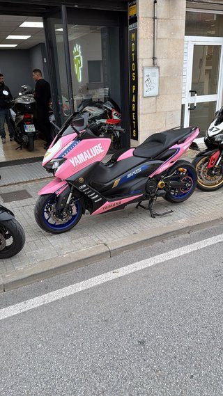 Yamaha TMAX Maxi Scooter Rosa y Negra