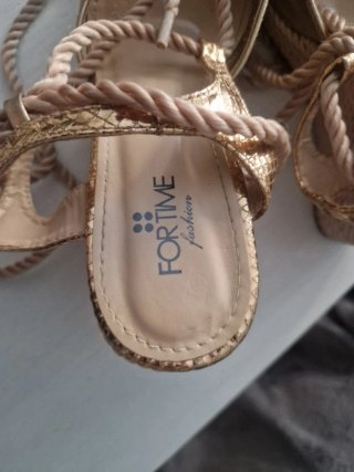 Sandalias doradas Forever 21