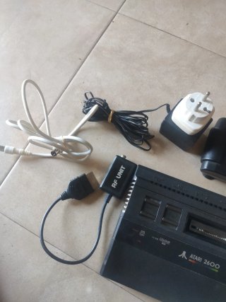 Consola Atari 2600 Negra con mandos y cables