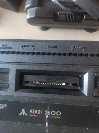 Consola Atari 2600 Negra con mandos y cables