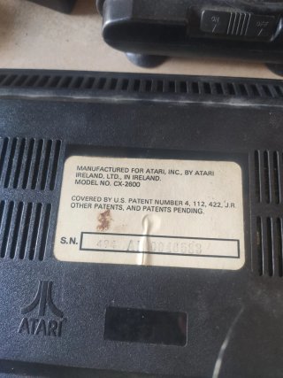 Consola Atari 2600 Negra con mandos y cables