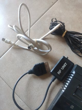 Consola Atari 2600 Negra con mandos y cables