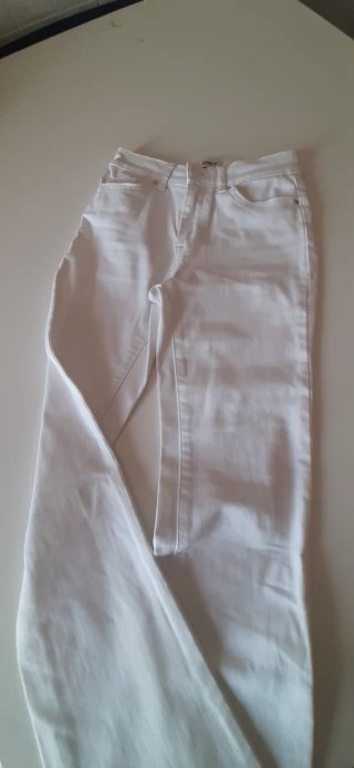 Jeans bianchi a zampa