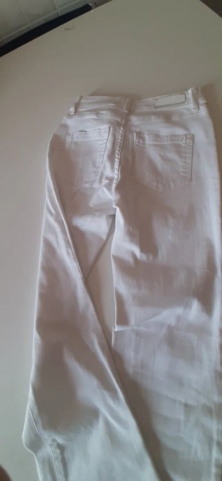 Jeans bianchi a zampa