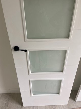 Puerta blanca moderna con 4 cristales