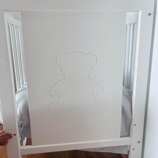 Cuna de bebé + vestiduras de cuna