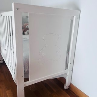Cuna de bebé + vestiduras de cuna