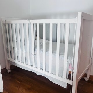 Cuna de bebé + vestiduras de cuna