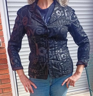 Americana Moschino Negra con Estampado