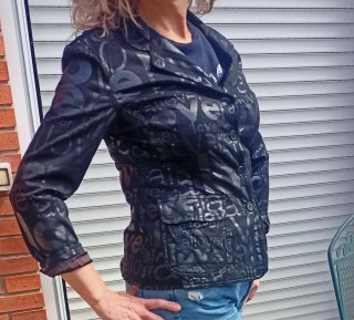 Americana Moschino Negra con Estampado
