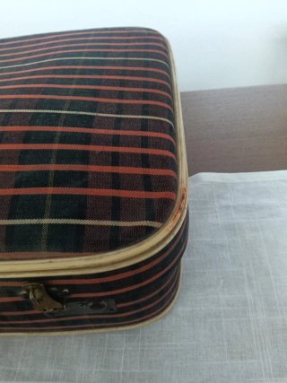 Maleta vintage a cuadros