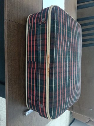 Maleta vintage a cuadros