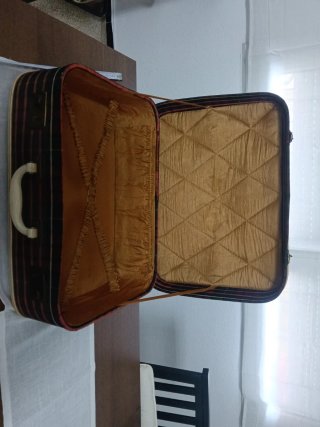 Maleta vintage a cuadros
