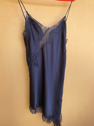Vestido lencero azul con encaje