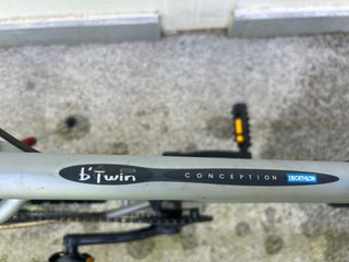 Bicicleta de paseo plateada