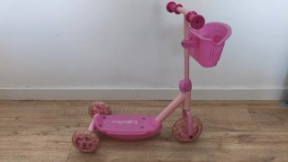 Patinete infantil rosa con cesta