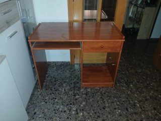 Escritorio de madera marrón