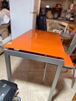 Mesa de cocina y 4 sillas naranja