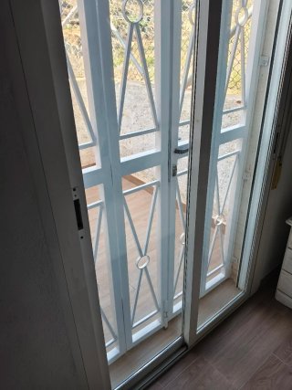 Balconera blanca con persiana 240x125