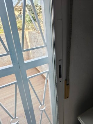 Balconera blanca con persiana 240x125