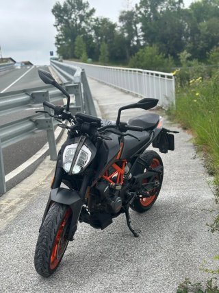 KTM Duke 125 (2021) Negra y Naranja