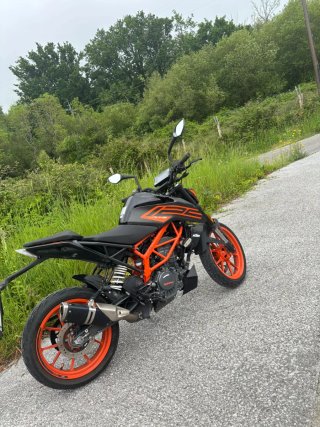 KTM Duke 125 (2021) Negra y Naranja