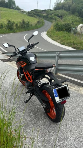 KTM Duke 125 (2021) Negra y Naranja