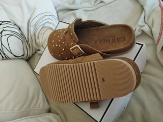 Zuecos Carmela Marrones con Detalles Dorados