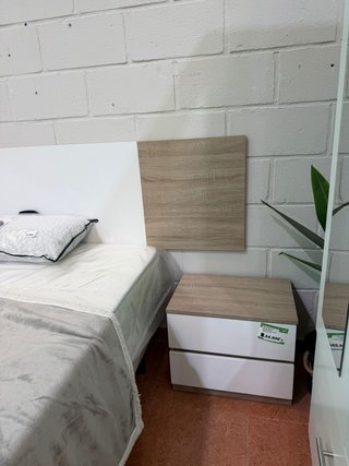 Cómoda con espejo y cesta