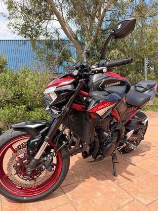 Kawasaki Z900 2024 Negra/Roja